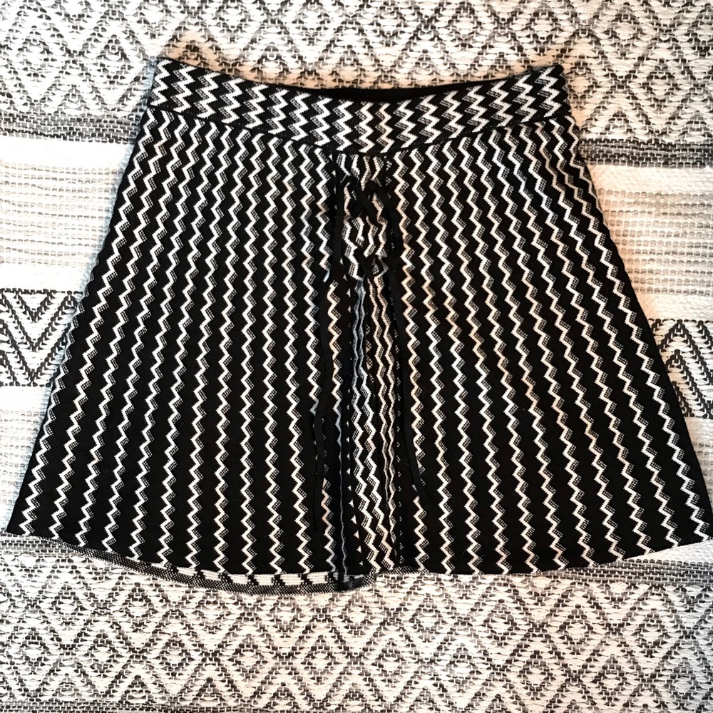 NWT Candie’s Black and White Geometric Pattern Skirt